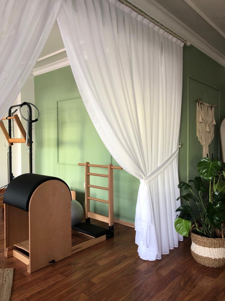 Duruş çalışmaları için kullanılan pilates barrel aleti