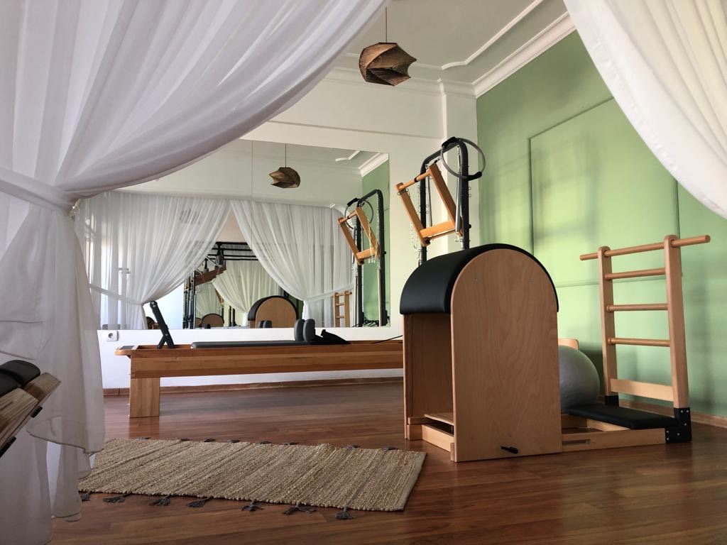 Buca pilates stüdyosu Focus & Flow — chair, barrel ve reformer aletleri